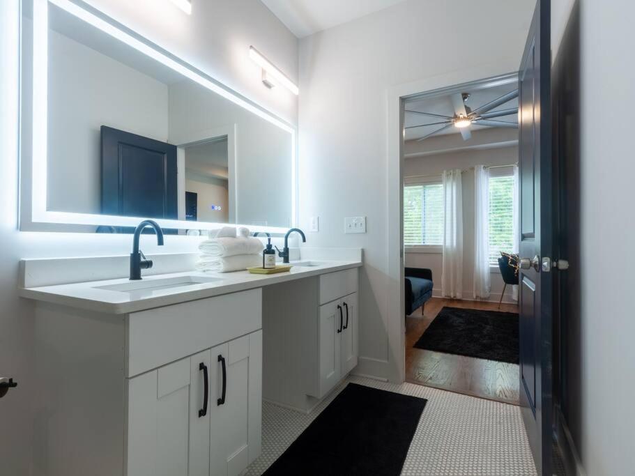 Five75lux Atl King Bed & Game Downtown Vakantiehuis *